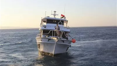 صور: القوات البحرية تنقذ لنش سياحي بالغردقة وعلى متنه 18 مصريا