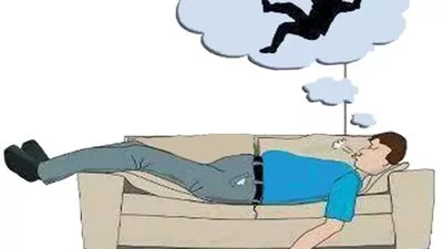 لماذا نشعر بالسقوط أثناء النوم؟