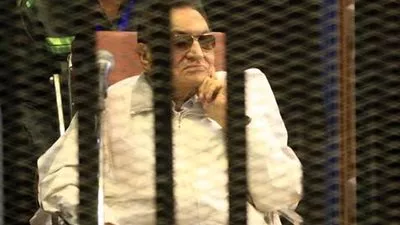 وصول مبارك وباقي المتهمين لحضور جلسة النطق بالحكم في قضية قتل متظاهري ثورة يناير