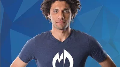 شركة عالمية تهدى محمد النني 