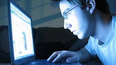 طبيب أمراض نفسية يكشف أسباب لجوء الشباب للإنترنت