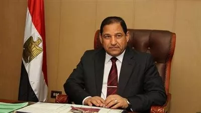 محافظ الغربية يمنح قروضًا لأصحاب المشروعات الصغيرة لتوسيع نشاطهم