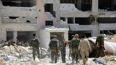 فيديو: لحظة استسلام مسلحين للجيش السوري في حلب