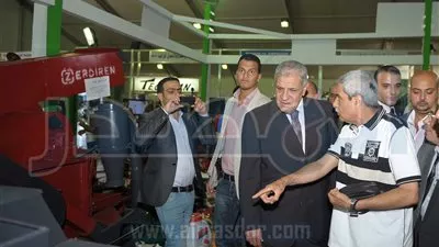 بالصور: محلب يتفقد معرض 