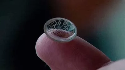 طبيبة فرنسية: العدسات اللاصقة المضادة للأشعة الفوق بنفسجية لا تغني عن نظارة الشمس