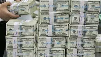 الدولار يتراجع مع عزوف المستثمرين عن المخاطرة