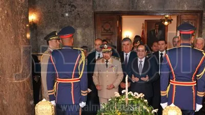 السيسى يضع إكليل من الزهور على قبر السادات وعبد الناصر 