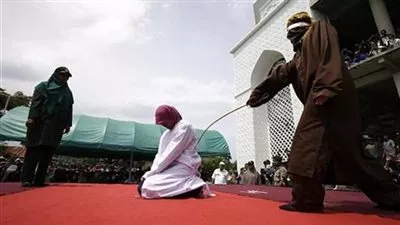 جلد 6 فتيات وشباب في أندونيسيا.. مارسوا الجنس دون زواج