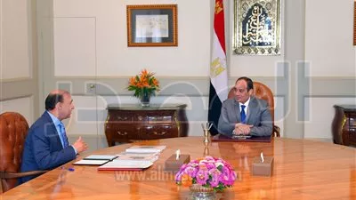 السيسي يبحث مع مميش سير العمل في هيئة قناة السويس