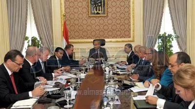 رئيس الوزراء يستعرض مع 