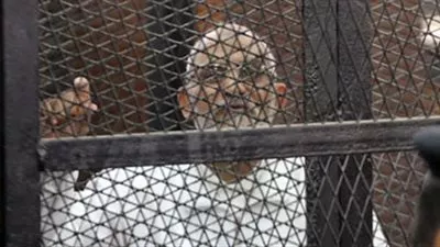 وصول هيئة محاكمة بديع و50 قيادي إخواني لطره لنظر جلسة “غرفة عمليات رابعة”