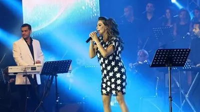  بالصور.. إليسا تشعل حفل أعياد بيروت 