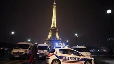 السلطات الفرنسية تخلي برج إيفل بسبب طرد مشبوه
