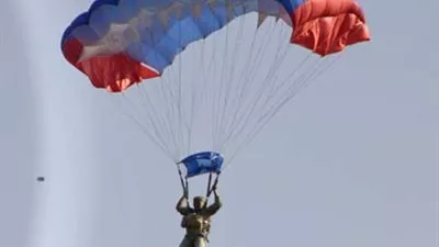 بالفيديو.. شاب يقفر علي طريقه 