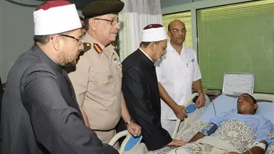بالصور.. شيخ الأزهر ووزير الأوقاف يزورا مصابى تفجير 