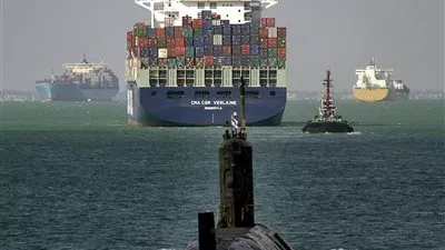 مهاب مميش: 102 سفينة عبرت قناة السويس خلال اليومين الماضيين