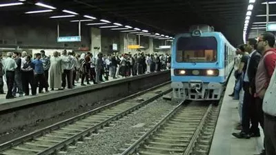 شاب يلقي بنفسه أمام المترو بمحطة أنور السادات