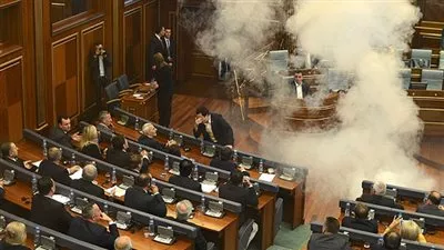 نائب كوسوفي يطلق غازا مسيلا للدموع في المجلس بسبب اتفاقية ترسيم حدود