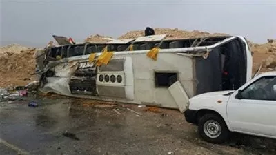 مصرع 4 وإصابة 17 آخرين إثر انقلاب اتوبيس بطريق الكريمات بـ