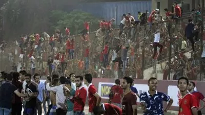 جماهير الأهلي تقتحم تدريبات الفريق وتشتبك مع حسام غالي 