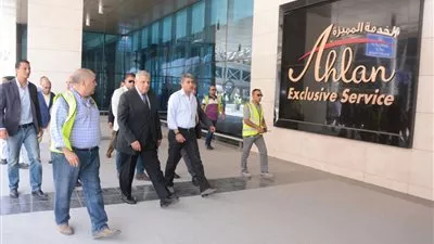 صور: محلب ووزير الطيران يتفقدان أعمال التشطيبات النهائية لمبنى الركاب 2