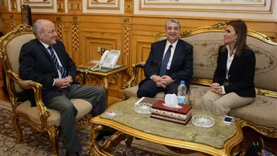 سحر نصر تبحث إنشاء محطة طاقة شمسية قدرة 1000 ميجاوات بتمويل صيني