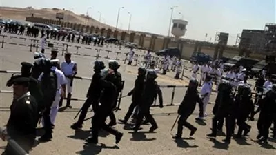 أهالي الشهداء يقطعون الطريق أمام 
