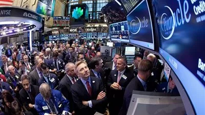 وول ستريت تفتح مستقرة وسط انقسام 