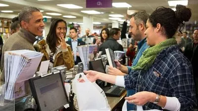 أوباما يشتري الكتب من متجر صغير ويسأل عن الخصم