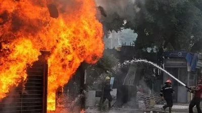 الحماية المدنية تدفع بـ 10 سيارات إطفاء للسيطرة على حريق المعادي