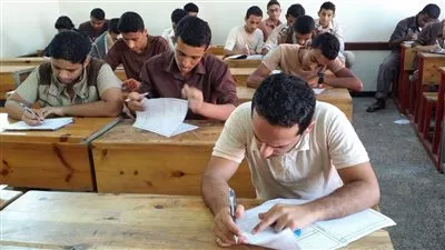 طلاب الدور الثاني للثانوية يؤدون امتحانات الأحياء والإستاتيكا والجغرافيا