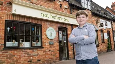 صور: قصة طفل بريطاني نجح في إدارة مشروع تجاري على الإنترنت