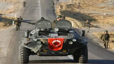 تركيا توقف 95 شرطيا عن العمل مع استمرار حملة التطهير بعد الانقلاب