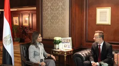 سحر نصر تبحث مع وزير خارجية المجر تمويل 700 عربة قطار