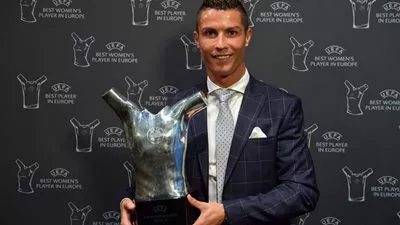 فيديو: رونالدو يتوج بجائزة أفضل لاعب في أوروبا 