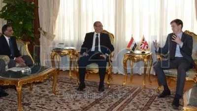 وزير الطيران المدني يبحث مع السفير البريطاني بالقاهرة سبل التعاون المشترك