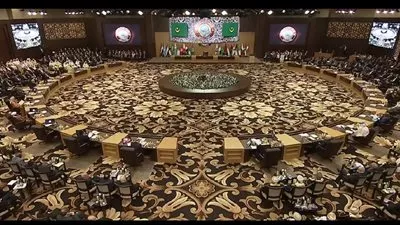 بالفيديو.. سقوط الرئيس اللبناني أرضا في القمة العربية