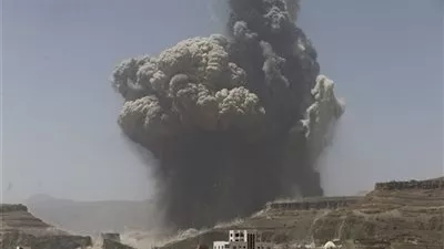 بالفيديو.. طائرات التحالف العربي تستهدف مخازن أسلحة فى 