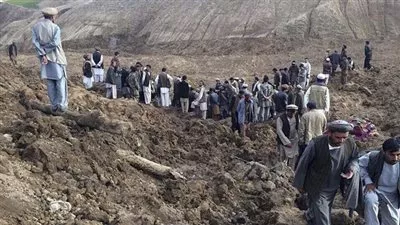 دفن 27 شخصا في انهيار أرضي بإندونيسيا