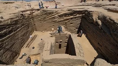 «الآثار» تعلن الكشف عن مقبرة قائد الجنود الأجانب فى أبوصير