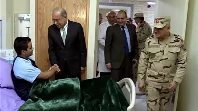شريف إسماعيل وصدقي صبحي يتفقدان مصابي قوات إنفاذ القانون