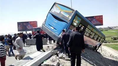 فيديو.. إصابة 4 أشخاص في انقلاب أتوبيس نقل عام أعلى 