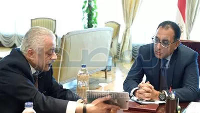 رئيس الوزراء يبحث حلول تخفيض الكثافة في الفصول وسد عجز المدرسين