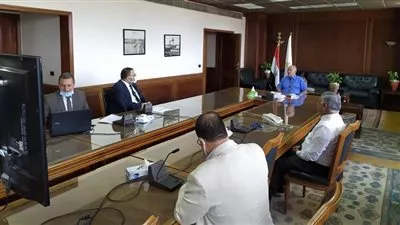 وزير الري يستعرض الموقف التنفيذى لمشروع قناطر ديروط الجديدة 
