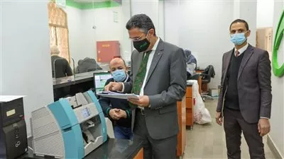 رئيس البريد يقوم بجولة تفقدية مفاجئة لمتابعة انتظام العمل بالمكاتب