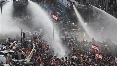 الحكومة اللبنانية ترفع الجدار الإسمنتي من محيط مقرها بعد أقل من 24 ساعة على بنائه