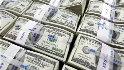 الدولار قرب أعلى مستوى في شهرين