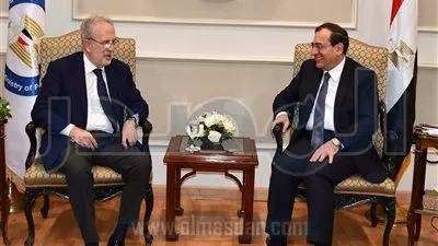 وزير البترول يبحث مع السفير الأسبانى سبل دعم التعاون المشترك