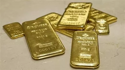 الذهب يهبط بفعل توترات تجارية .. و