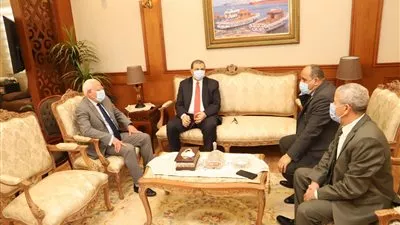«سعفان» يصل بورسعيد لتسليم بوالص تأمين للصيادين والعمالة غير المنتظمة